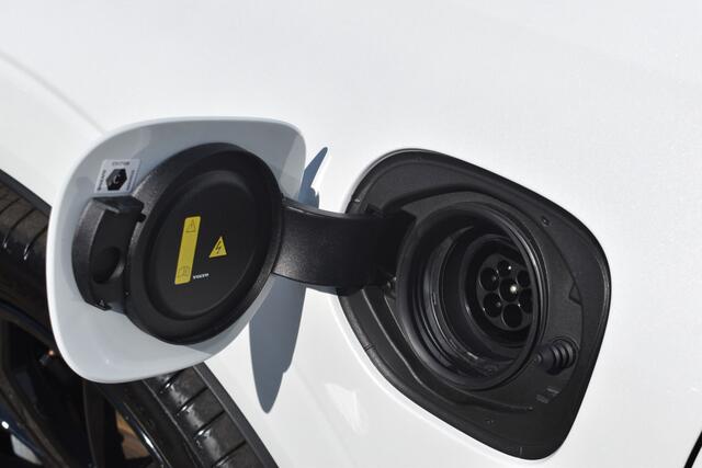 Volvo XC60 T8 AWD 455PK Plug-in Hybrid Ultra Black Edition | HUD | Luchtvering | Panodak | H&K | 360 Camera | 21"LMV | Stoelverwarming