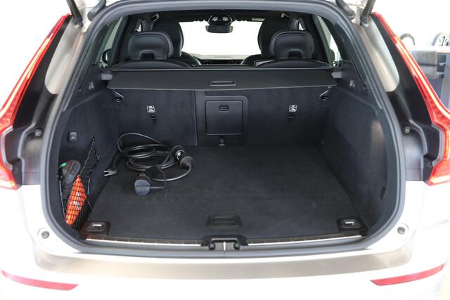 Volvo XC60 2.0 T8 Plug-in hybrid AWD Ultra Dark | Schuif- kanteldak | Trekhaak | Harman Kardon