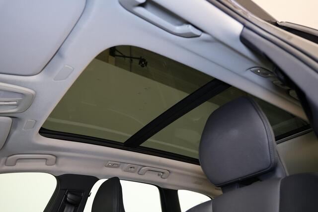 Volvo XC60 T6 Recharge AWD Plus Dark - Panorama/schuifdak - IntelliSafe Assist & Surround - 360º Camera - Verwarmde voorstoelen, stuur & achterbank - Parkeersensoren voor & achter - Elektr. bedienb. voorstoelen met geheugen - Draadloze tel. lader - Inklapbare trekha