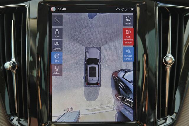 Volvo XC60 T6 Recharge AWD Plus Dark - Panorama/schuifdak - IntelliSafe Assist & Surround - 360º Camera - Verwarmde voorstoelen, stuur & achterbank - Parkeersensoren voor & achter - Elektr. bedienb. voorstoelen met geheugen - Draadloze tel. lader - Inklapbare trekha
