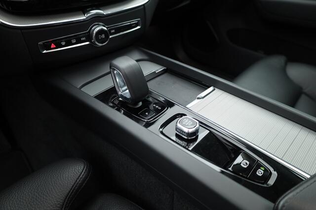 Volvo XC60 2.0 T6 Plug-in hybrid AWD Plus Dark | RIJKLAAR!! | Pano | Leder | Trekhaak | Adapt. Cruise | Stoel- Stuurverw. | 360cam | Memory | Harman Kardon