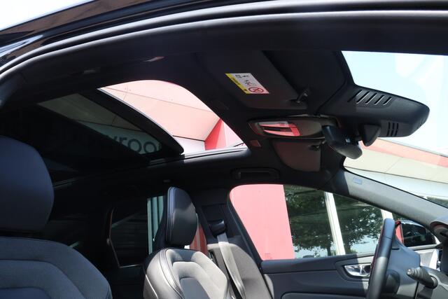 Volvo XC60 2.0 B5 R-Design | Panoramadak | Lounge Pack | Park Assist Pack | Winter Pack | Trekhaak | Leder |