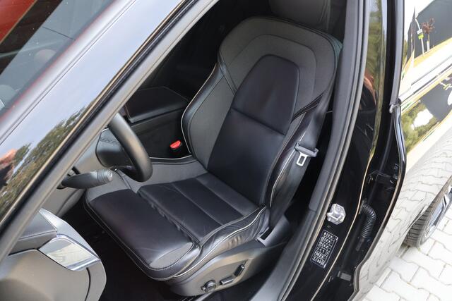 Volvo XC60 2.0 B5 R-Design | Panoramadak | Lounge Pack | Park Assist Pack | Winter Pack | Trekhaak | Leder |