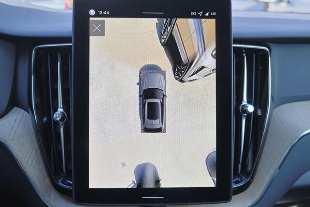 Volvo XC60 T6 Recharge AWD Plus Dark - Panorama/schuifdak - IntelliSafe Assist & Surround - 360º Camera - Harman Kardon audio - Verwarmde voorstoelen, stuur & achterbank - Parkeersensoren voor & achter - Elektr. bedienb. voorstoelen met geheugen - Head up display -