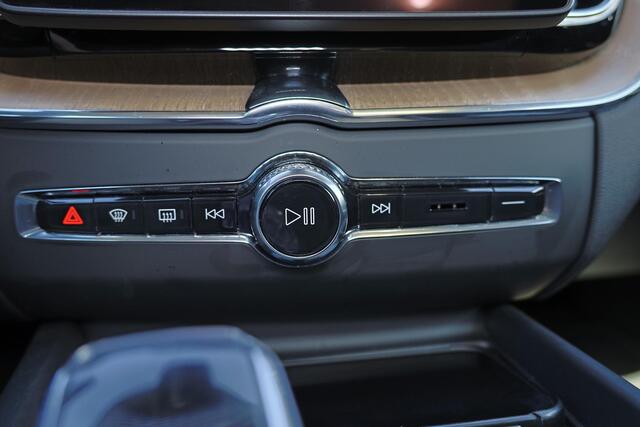 Volvo XC60 T6 Recharge AWD Plus Dark - Panorama/schuifdak - IntelliSafe Assist & Surround - 360º Camera - Harman Kardon audio - Verwarmde voorstoelen, stuur & achterbank - Parkeersensoren voor & achter - Elektr. bedienb. voorstoelen met geheugen - Head up display -