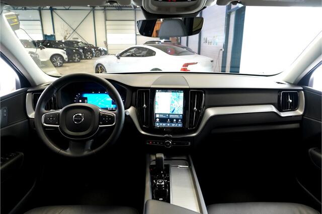 Volvo XC60 2.0 T6 Plug-in hybrid AWD 293kW/399pk Aut8 Long Range Edition Bright NIEUWSTAAT! PANORAMADAK + LEDER + ADAPT.CRUISE + PILOT ASSIST + GOOGLE NAVIGATIE&SERVICES + EL.WEGKLABARE TREKHAAK + SPATLAPPEN + CAMERA + PARKSENSOREN + 19" LM-VELGEN!!