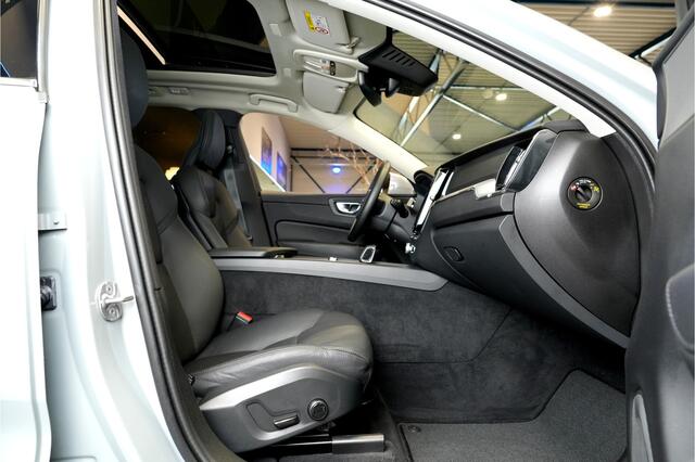 Volvo XC60 2.0 T6 Plug-in hybrid AWD 293kW/399pk Aut8 Long Range Edition Bright NIEUWSTAAT! PANORAMADAK + LEDER + ADAPT.CRUISE + PILOT ASSIST + GOOGLE NAVIGATIE&SERVICES + EL.WEGKLABARE TREKHAAK + SPATLAPPEN + CAMERA + PARKSENSOREN + 19" LM-VELGEN!!