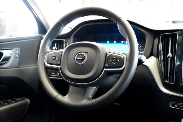 Volvo XC60 2.0 T6 Plug-in hybrid AWD 293kW/399pk Aut8 Long Range Edition Bright NIEUWSTAAT! PANORAMADAK + LEDER + ADAPT.CRUISE + PILOT ASSIST + GOOGLE NAVIGATIE&SERVICES + EL.WEGKLABARE TREKHAAK + SPATLAPPEN + CAMERA + PARKSENSOREN + 19" LM-VELGEN!!