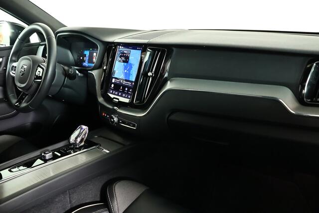 Volvo XC60 2.0 T6 Plug-in hybrid AWD Ultimate Black Edition / Opendak / Harmankardon / Memory / Trekhaak