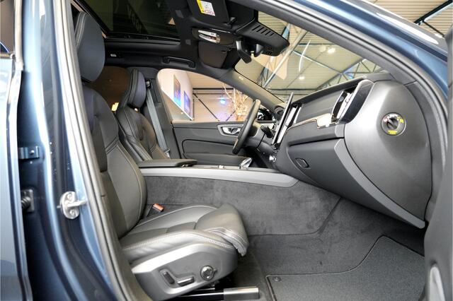 Volvo XC60 2.0 T8 AWD 299kW/407pk Aut8 MJ2027, NIEUW ¤82.945! Plug-in Ultra Black Exec. LUCHTVERING + BOWERS&WILKINS + PANORAMADAK + EL.TREKHAAK + HEAD-UP + PILOT ASSIST + STOELVERWARMING/-VENTILATIE&-MASSAGE + STUURVERARMING + 360 CAMERA + 21" LM-VELGEN!!