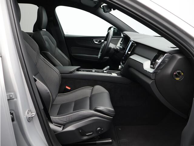 Volvo XC60 T6 350PK Plug-in hybrid AWD Ultimate Dark / Trekhaak / 21" / Contourstoelen / Head Up / 360gr Camera / Panoramisch Dak / Full Led / Harman Kardon /