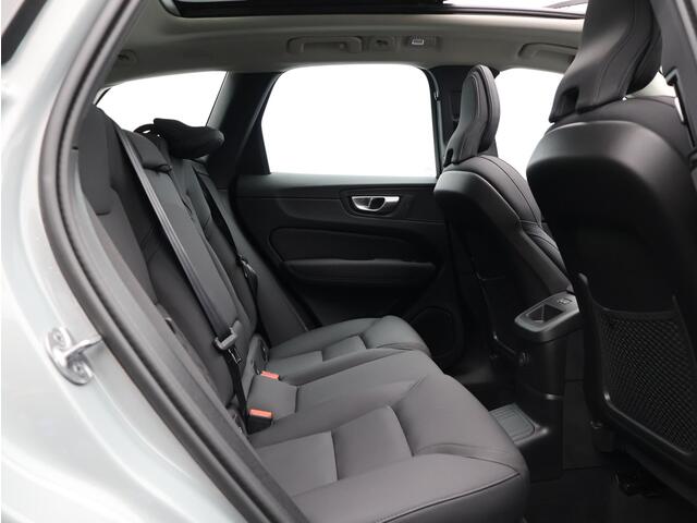 Volvo XC60 2.0 T6 Plug-in hybrid AWD Plus Dark / Head-Up Display / Trekhaak / 360 camera / Pano. dak / Harman Kardon Audio / Stoel-, stuurwiel- & achterbankverwarming / Elektr. stoelverstelling / BLIS