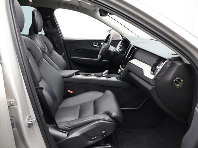 Volvo XC60 T8 AWD Recharge Inscription / Trekhaak / Panoramadak / Adaptive Cruise / BLIS / Stoelverwarming / Lederen Bekleding / Getint Glas /