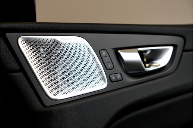 Volvo XC60 2.0 T8 AWD 299kW/407pk Aut8 MJ2027, NIEUW ¤82.945! Plug-in Ultra Black Exec. LUCHTVERING + BOWERS&WILKINS + PANORAMADAK + EL.TREKHAAK + HEAD-UP + PILOT ASSIST + STOELVERWARMING/-VENTILATIE&-MASSAGE + STUURVERARMING + 360 CAMERA + 21" LM-VELGEN!!