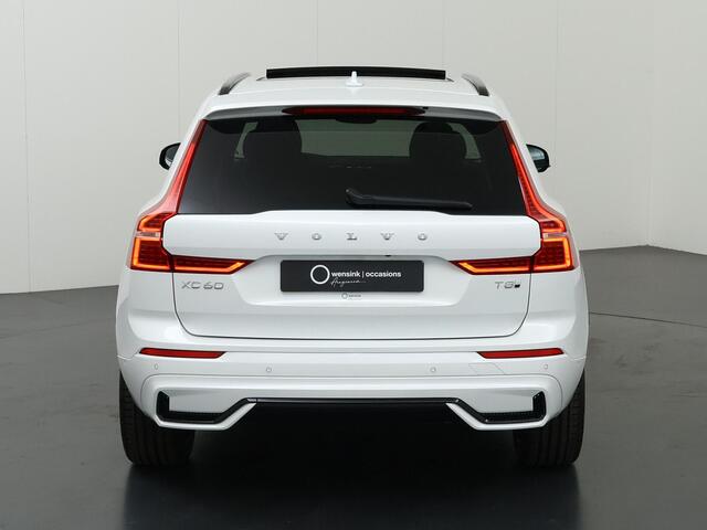 Volvo XC60 2.0 T8 Plug-in hybrid AWD Plus Dark | Panoramadak | HUD | Ele.verstelbare stoelen + Geheugen | Stoelverwarming voor + achter | Navigatie | Apple CarPlay/Android Auto | Harman/Kardon Audio | DAB | Adaptieve Cruise Control | HUD | Ele.kofferdeksel |