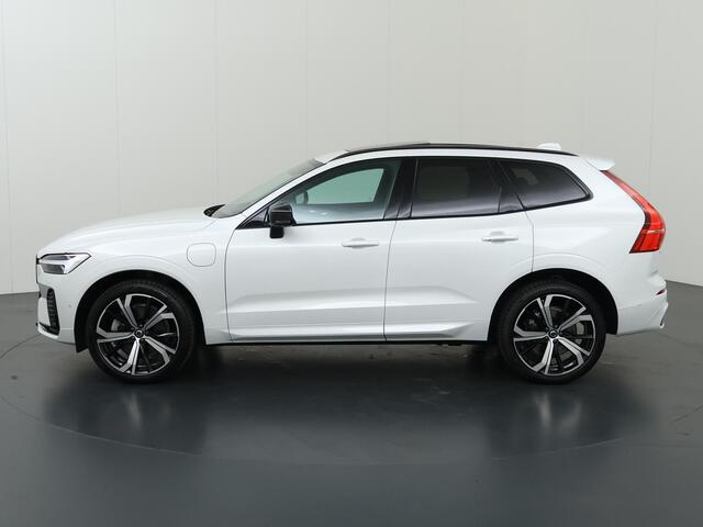 Volvo XC60 2.0 T8 Plug-in hybrid AWD Plus Dark | Panoramadak | HUD | Ele.verstelbare stoelen + Geheugen | Stoelverwarming voor + achter | Navigatie | Apple CarPlay/Android Auto | Harman/Kardon Audio | DAB | Adaptieve Cruise Control | HUD | Ele.kofferdeksel |