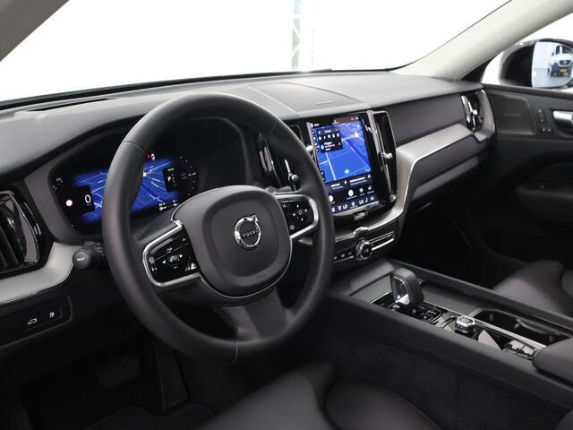 Volvo XC60 2.0 T8 Plug-in hybrid AWD Plus Dark | Panoramadak | HUD | Ele.verstelbare stoelen + Geheugen | Stoelverwarming voor + achter | Navigatie | Apple CarPlay/Android Auto | Harman/Kardon Audio | DAB | Adaptieve Cruise Control | HUD | Ele.kofferdeksel |