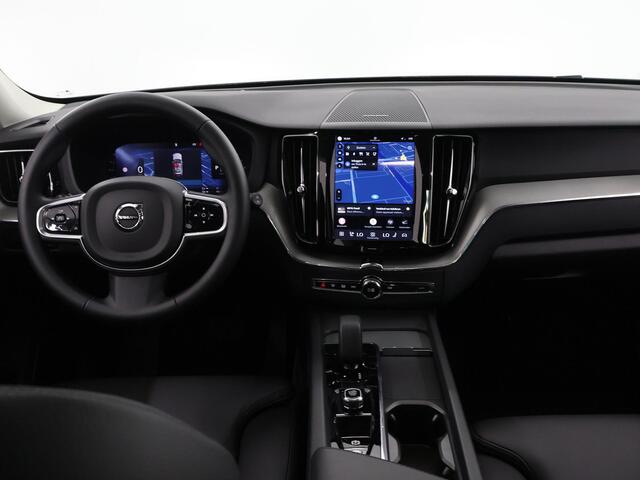Volvo XC60 2.0 T8 Plug-in hybrid AWD Plus Dark | Panoramadak | HUD | Ele.verstelbare stoelen + Geheugen | Stoelverwarming voor + achter | Navigatie | Apple CarPlay/Android Auto | Harman/Kardon Audio | DAB | Adaptieve Cruise Control | HUD | Ele.kofferdeksel |