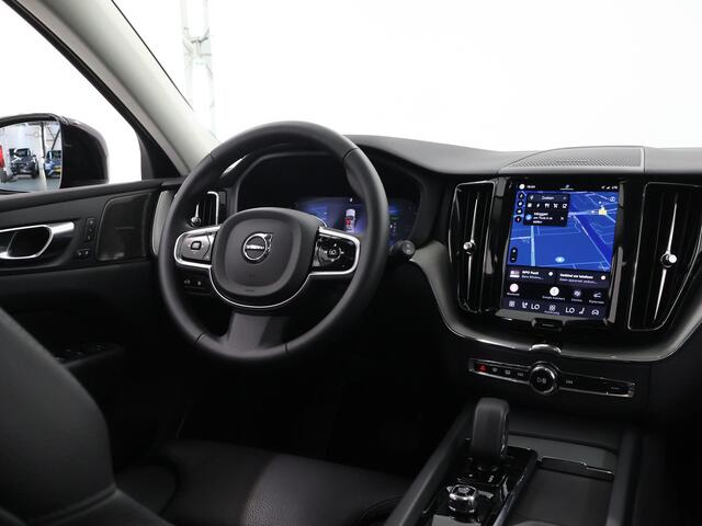 Volvo XC60 2.0 T8 Plug-in hybrid AWD Plus Dark | Panoramadak | HUD | Ele.verstelbare stoelen + Geheugen | Stoelverwarming voor + achter | Navigatie | Apple CarPlay/Android Auto | Harman/Kardon Audio | DAB | Adaptieve Cruise Control | HUD | Ele.kofferdeksel |