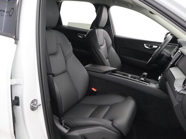 Volvo XC60 2.0 T8 Plug-in hybrid AWD Plus Dark | Panoramadak | HUD | Ele.verstelbare stoelen + Geheugen | Stoelverwarming voor + achter | Navigatie | Apple CarPlay/Android Auto | Harman/Kardon Audio | DAB | Adaptieve Cruise Control | HUD | Ele.kofferdeksel |