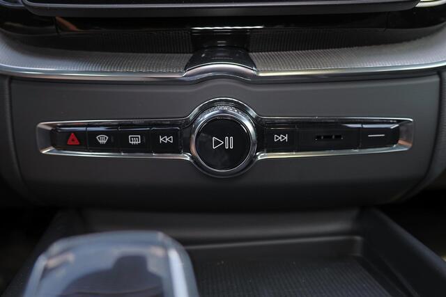 Volvo XC60 T6 Recharge AWD Plus Black Edition - Panorama/schuifdak - IntelliSafe Assist & Surround - 360º Camera - Harman/Kardon audio - Adaptieve LED koplampen - Verwarmde voorstoelen, stuur & achterbank - Parkeersensoren voor & achter - Elektr. bedienb. voorstoele