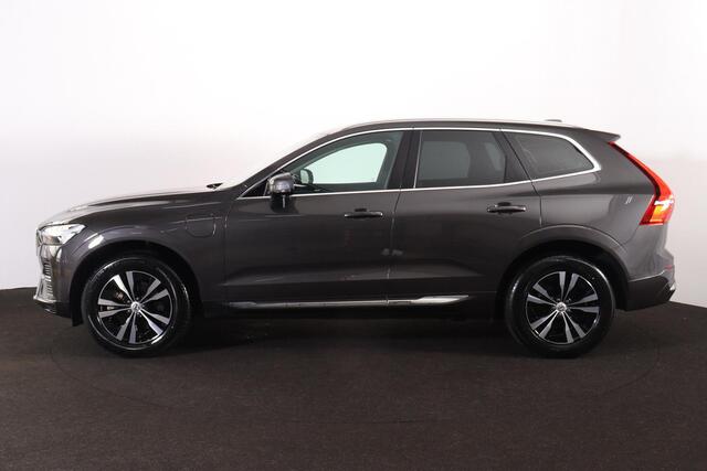 Volvo XC60 T6 Recharge AWD Core Bright - Panorama/schuifdak - IntelliSafe Assist & Surround - Parkeercamera achter - Verwarmde voorstoelen, stuur & achterbank - Parkeersensoren voor & achter - Draadloze tel. lader - Extra getint glas - Inklapbare trekhaak - 18' LMV