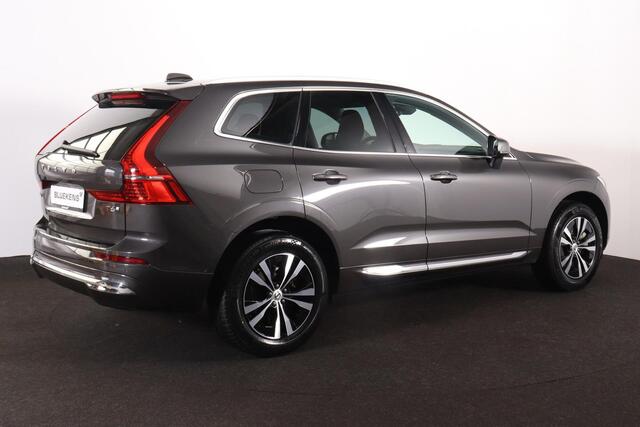 Volvo XC60 T6 Recharge AWD Core Bright - Panorama/schuifdak - IntelliSafe Assist & Surround - Parkeercamera achter - Verwarmde voorstoelen, stuur & achterbank - Parkeersensoren voor & achter - Draadloze tel. lader - Extra getint glas - Inklapbare trekhaak - 18' LMV