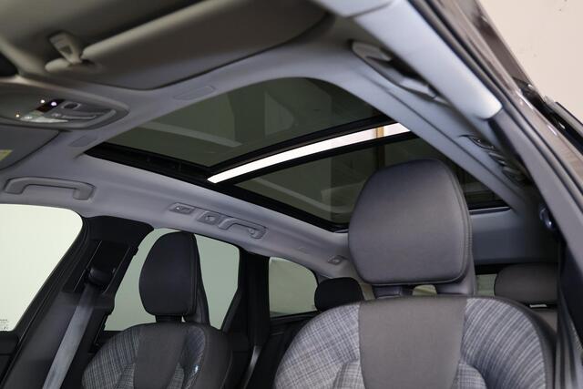 Volvo XC60 T6 Recharge AWD Core Bright - Panorama/schuifdak - IntelliSafe Assist & Surround - Parkeercamera achter - Verwarmde voorstoelen, stuur & achterbank - Parkeersensoren voor & achter - Draadloze tel. lader - Extra getint glas - Inklapbare trekhaak - 18' LMV