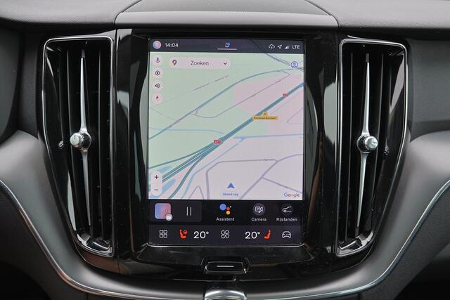 Volvo XC60 T6 Recharge AWD Core Bright - Panorama/schuifdak - IntelliSafe Assist & Surround - Parkeercamera achter - Verwarmde voorstoelen, stuur & achterbank - Parkeersensoren voor & achter - Draadloze tel. lader - Extra getint glas - Inklapbare trekhaak - 18' LMV