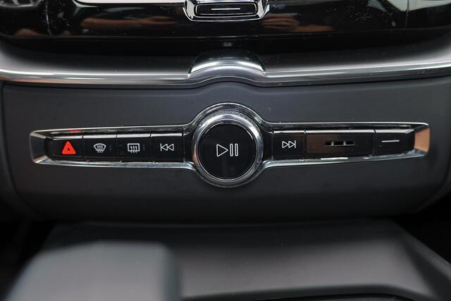 Volvo XC60 T6 Recharge AWD Core Bright - Panorama/schuifdak - IntelliSafe Assist & Surround - Parkeercamera achter - Verwarmde voorstoelen, stuur & achterbank - Parkeersensoren voor & achter - Draadloze tel. lader - Extra getint glas - Inklapbare trekhaak - 18' LMV