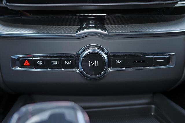 Volvo XC60 T6 Plug-in hybrid AWD Plus Black Edition IntelliSafe Assist & Surround - Panorama/schuifdak - Harman/Kardon audio - Head up display - Parkeercamera achter - Verwarmde voorstoelen, stuur & achterbank - Parkeersensoren voor & achter - Elektr. bedienb. voors