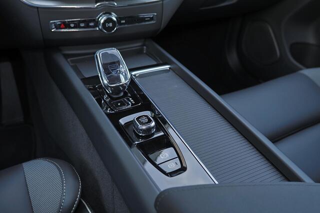 Volvo XC60 T6 Plug-in hybrid AWD Plus Black Edition IntelliSafe Assist & Surround - Panorama/schuifdak - Harman/Kardon audio - Head up display - Parkeercamera achter - Verwarmde voorstoelen, stuur & achterbank - Parkeersensoren voor & achter - Elektr. bedienb. voors