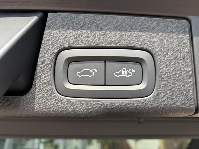Volvo XC60 Plug-In Hybrid AWD T8 Plus Dark HEAD-UP DISPLAY | 360 CAMERA | PANORAMA DAK | HARMAN/KARDON SOUND | VOORSTOELEN MET GEHEUGEN | ADAPT. CRUISE CONTROL