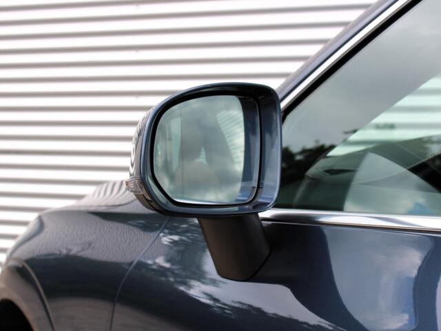 Volvo XC60 2.0 B5 Inscription Automaat / Panoramadak / Massage voorstoelen / Trekhaak / Luchtvering / Gelaagde ramen / Head-up Display / Alarm klasse 3