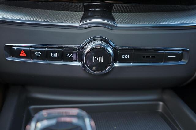 Volvo XC60 T8 Recharge AWD Ultra Black Edition Exec - Luchtvering - Panorama/schuifdak - IntelliSafe Assist & Surround - 360º Camera - Bowers & Wilkins audio - Adaptieve LED koplampen - Verwarmde voorstoelen, stuur & achterbank - Parkeersensoren voor & achter - Elek