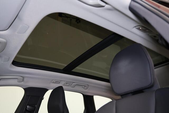 Volvo XC60 T6 Recharge AWD Plus Dark - Panorama/schuifdak - IntelliSafe Assist & Surround - 360º Camera - Harman/Kardon audio - Verwarmde voorstoelen, stuur & achterbank - Parkeersensoren voor & achter - Elektr. bedienb. voorstoelen met geheugen - Head up display -