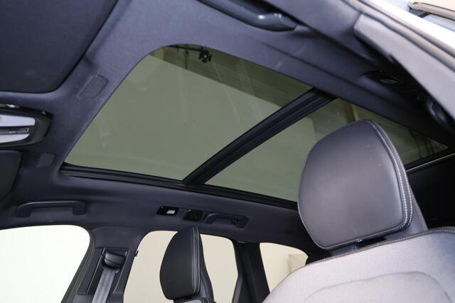 Volvo XC60 T6 Recharge AWD Ultra Black Edition - Panorama/schuifdak - IntelliSafe Assist & Surround - 360º Camera - Harman/Kardon audio - Adaptieve LED koplampen - Verwarmde voorstoelen, stuur & achterbank - Parkeersensoren voor & achter - Elektr. bedienb. voorstoel