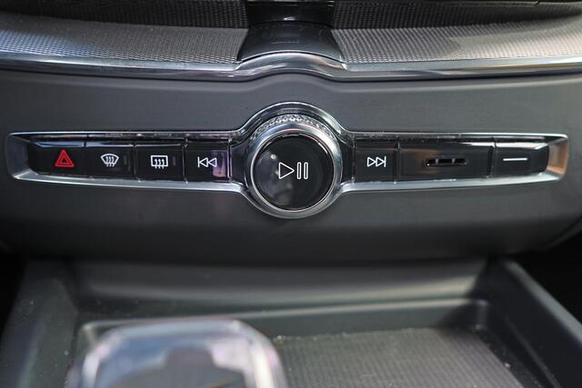 Volvo XC60 T6 Recharge AWD Ultra Black Edition - Panorama/schuifdak - IntelliSafe Assist & Surround - 360º Camera - Harman/Kardon audio - Adaptieve LED koplampen - Verwarmde voorstoelen, stuur & achterbank - Parkeersensoren voor & achter - Elektr. bedienb. voorstoel