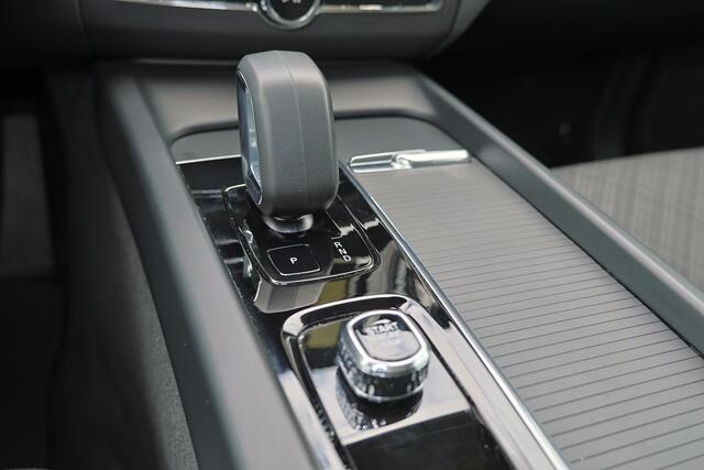 Volvo XC60 T6 Recharge AWD Core Bright - Panorama/schuifdak - IntelliSafe Assist & Surround - 360º Camera - Verwarmde voorstoelen, stuur & achterbank - Parkeersensoren voor & achter - Draadloze tel. lader - Extra getint glas - 19' LMV