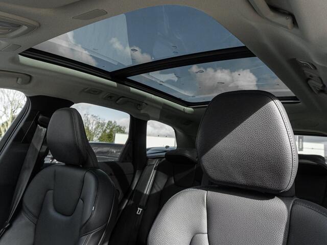 Volvo XC60 2.0 T8 Plug-in hybrid AWD Plus Dark (335kW/455PK) ** PANO, TREKH, ACC, HuD, 20-inch LMV ** 1e EIG - UNFALLFREI ** ** INFORMEER OOK NAAR ONZE AANTREKKELIJKE FINANCIAL-LEASE TARIEVEN **