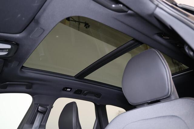 Volvo XC60 T8 Recharge AWD Ultra Black Edition - Panorama/schuifdak - IntelliSafe Assist & Surround - Harman/Kardon audio - Adaptieve LED koplampen - Parkeercamera achter - Verwarmde voorstoelen, stuur & achterbank - Parkeersensoren voor & achter - Elektr. bedienb. 
