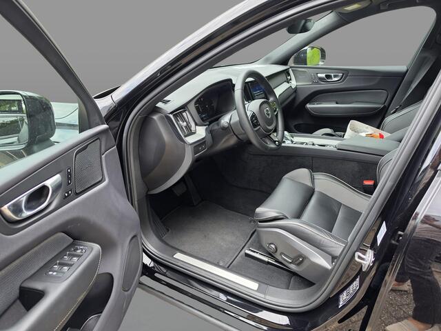Volvo XC60 2.0 T6 Plug-in Hybrid AWD Plus Dark | PHEV Long Range | Harman Kardon Audio | Panoramadak | Achteruitrijcamera | Sportstoelen | Stoelverwarming voor en achter | Keyless Entry | Elektrische Achterklep | Elektrisch Verstelbare Voorstoelen | Cruise Control A