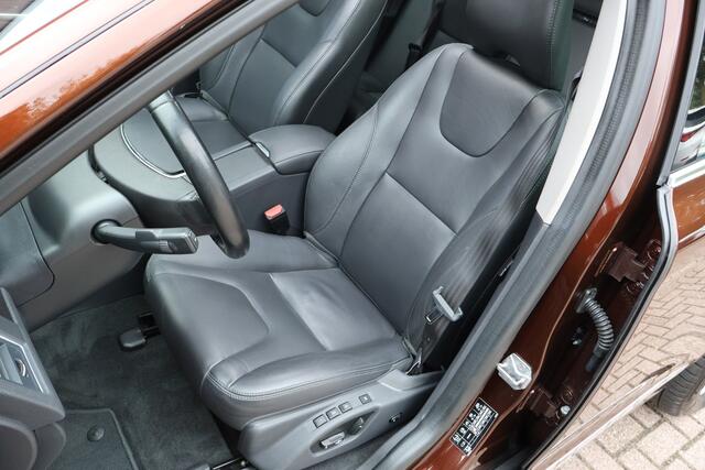 Volvo XC60 2.4 D5 AWD Polar+ | Panoramadak | Leder | Camera | Trekhaak |