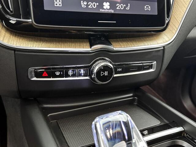 Volvo XC60 Plus Dark Recharge Plug-In Hybrid AWD