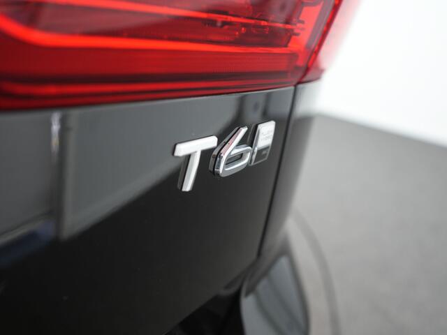 Volvo XC60 2.0 T6 Plug-in hybrid AWD Essential Bright - RIJKLAARPRIJS - All Seasonbanden - Achteruitrijcamera - Elektrisch Glazen Panoramadak - Elektrische Uitklapbare Trekhaak - Stoel- en Stuurverwarming!