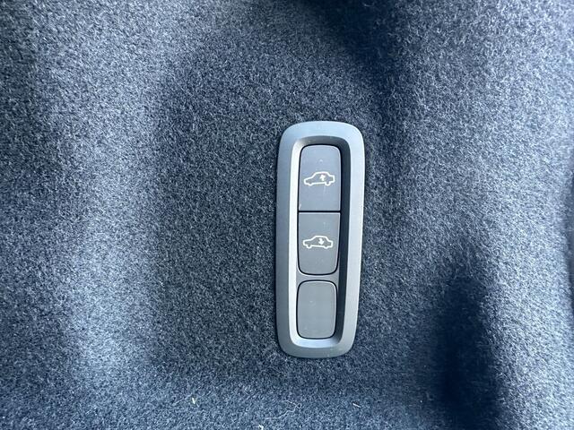 Volvo XC60 2.0 T8 AWD 335kw/456pk Aut8 Plug-in hybrid Plus Dark LUCHTVERING + PANORAMADAK + 360 CAMERA + MATRIX LED + HARMAN/KARDON + ADAPT.CRUISE + BLIS + HEAD-UP DISPLAY + LANE ASSIST + STOELVERWARMING V&A + PARKSENSOREN + 21" LM-VELGEN!!