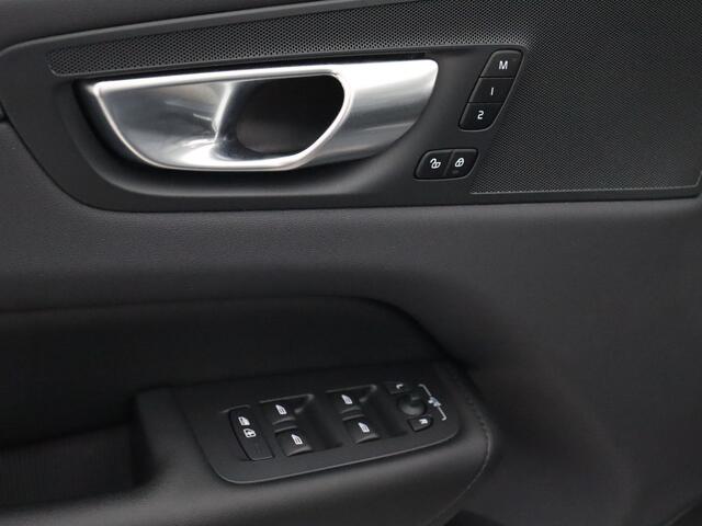 Volvo XC60 2.0 B4 Plus Dark (Elek. trekhaak + achterklep / Camera / Navi / Stoel- stuurverw.)