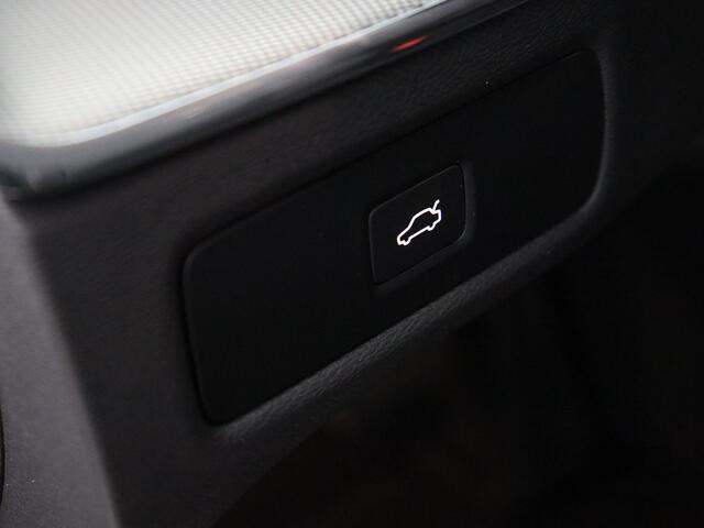 Volvo XC60 2.0 B4 Plus Dark (Elek. trekhaak + achterklep / Camera / Navi / Stoel- stuurverw.)