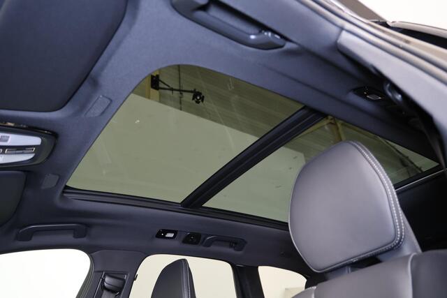 Volvo XC60 T8 Recharge AWD Ultra Black Edition Executive - Luchtvering - Panorama/schuifdak - IntelliSafe Assist & Surround - 360º Camera - Bowers & Wilkins audio - Adaptieve LED koplampen - Verwarmde voorstoelen, stuur & achterbank - Parkeersensoren voor & achter - Elektr. bedienb. voorstoelen met geheugen - Geventileerde voorstoelen - Head up display - Draadloze tel. lader - 22' LMV