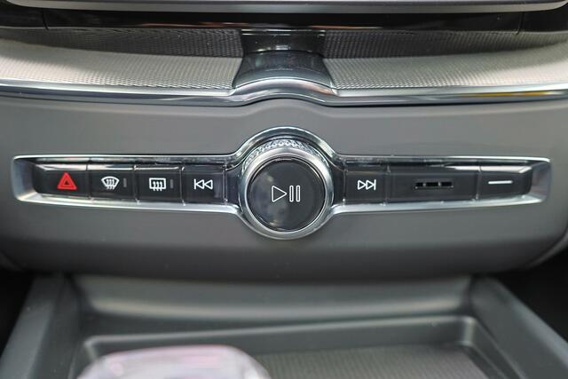 Volvo XC60 T8 Recharge AWD Ultra Black Edition Executive - Luchtvering - Panorama/schuifdak - IntelliSafe Assist & Surround - 360º Camera - Bowers & Wilkins audio - Adaptieve LED koplampen - Verwarmde voorstoelen, stuur & achterbank - Parkeersensoren voor & achter - Elektr. bedienb. voorstoelen met geheugen - Geventileerde voorstoelen - Head up display - Draadloze tel. lader - 22' LMV